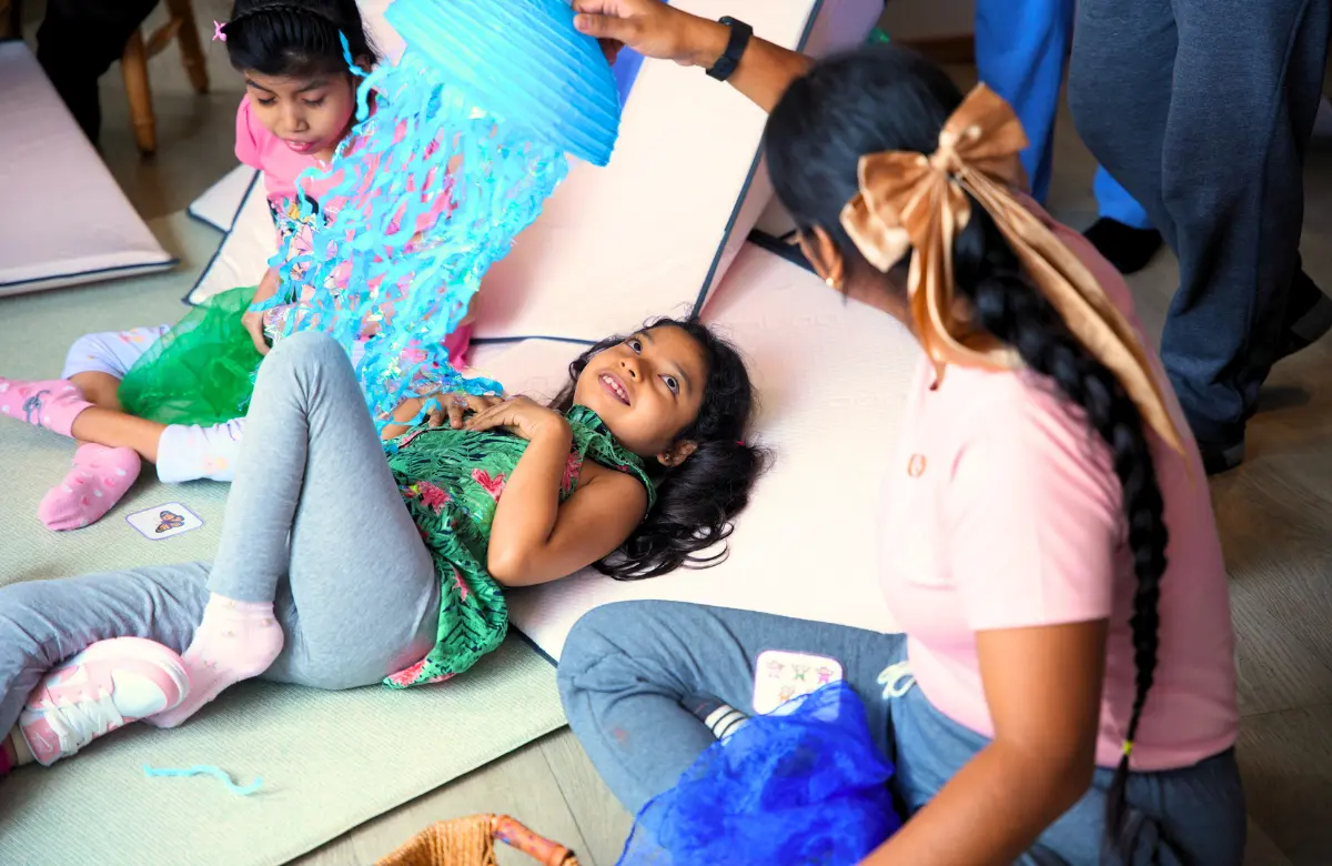 Personas participando en actividades de bienestar